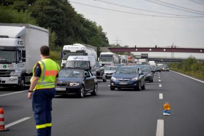 Betontrennwand auf der Autobahn durchbrochen - Fahrer verstirbt auf der A5 bei Baden-Baden